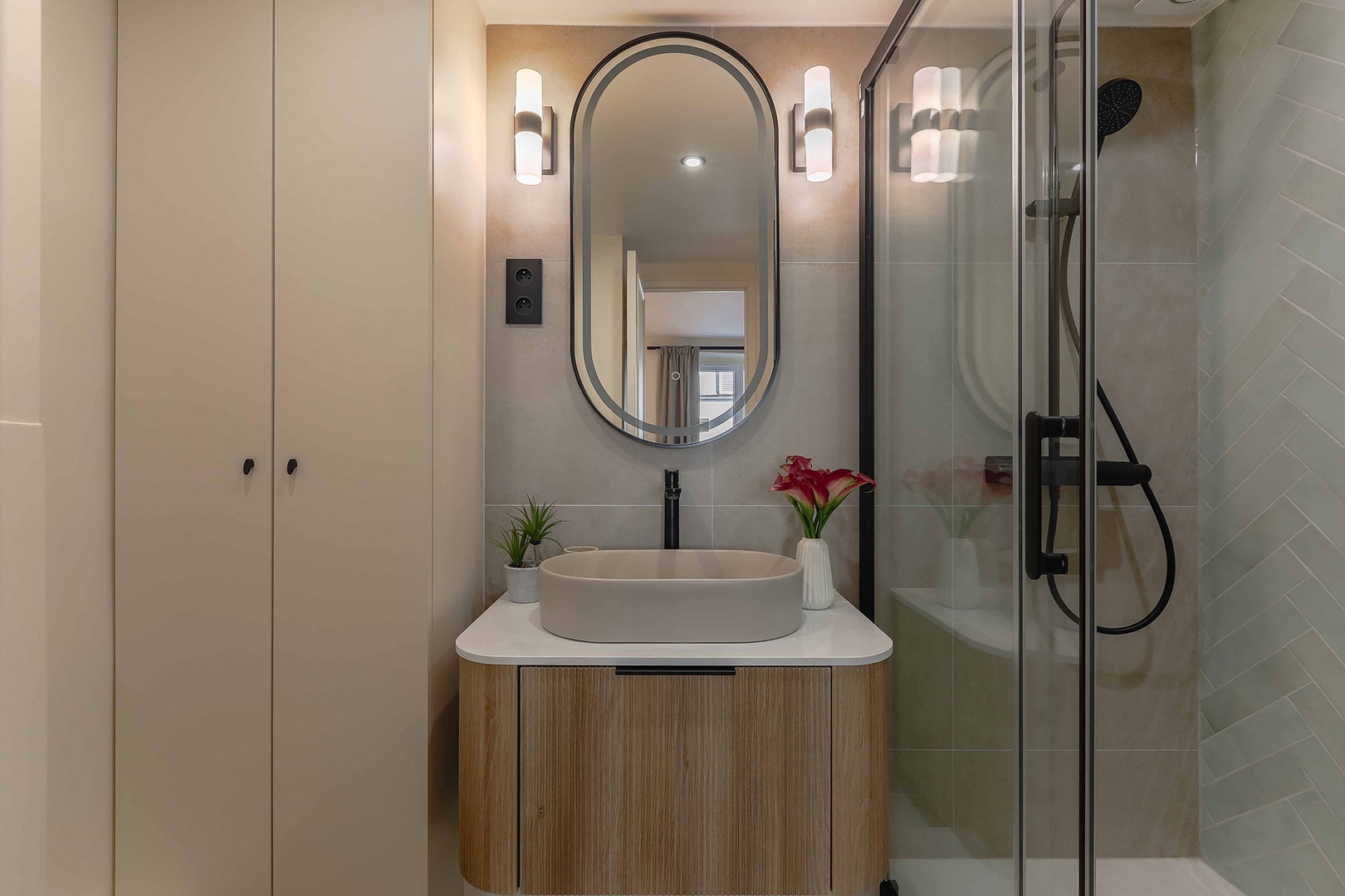 Beautiful full bathroom with large shower in Petite Bandol.