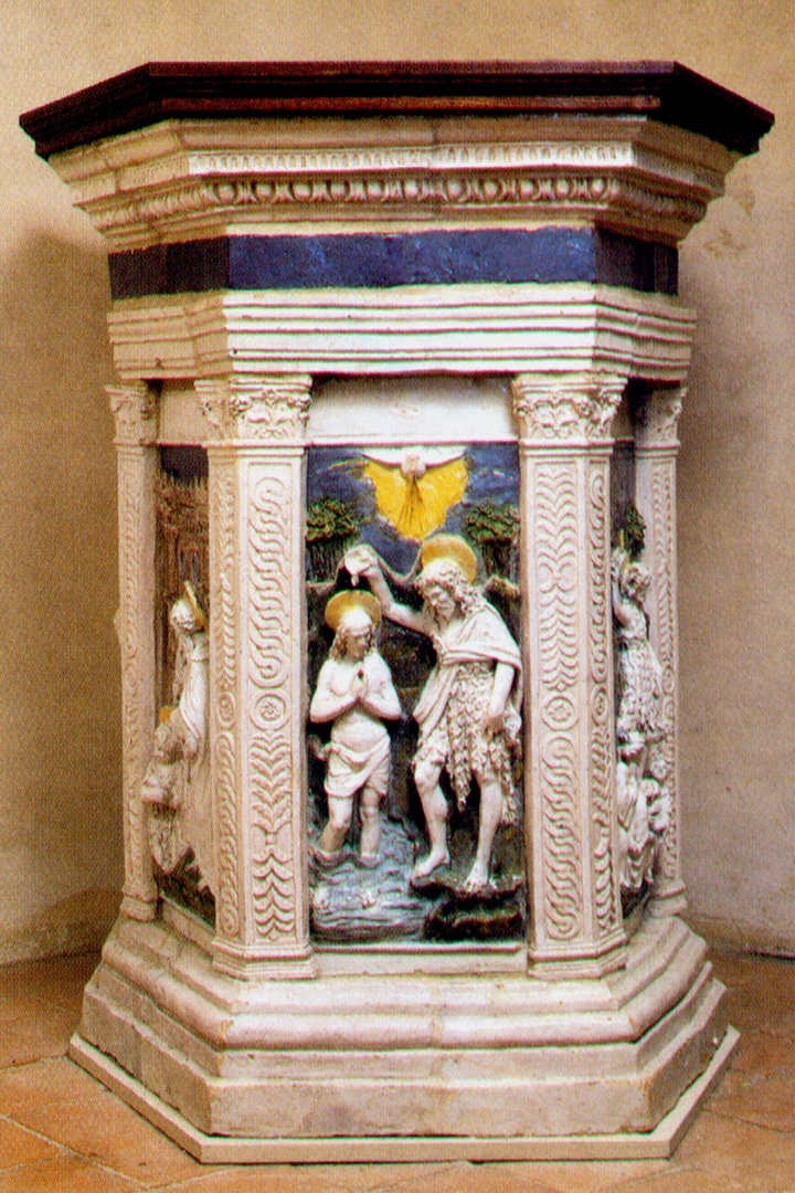The baptismal font in the Church of San Leolino is from the 16th century.