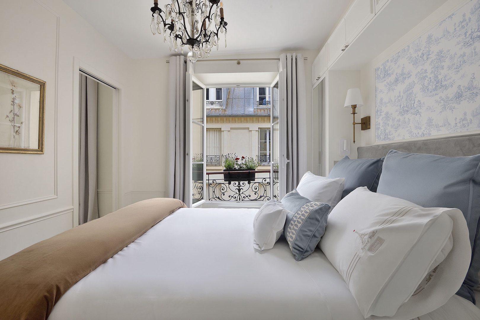 Wake up to classic Parisian views.