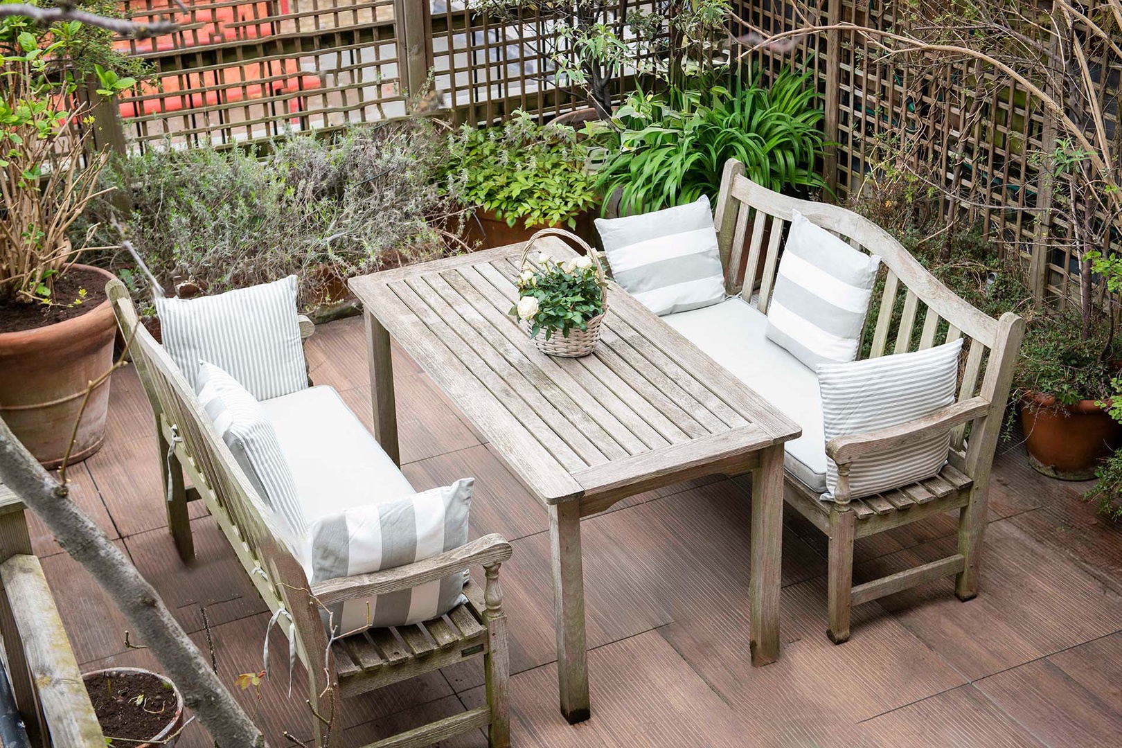 Relax on the terrace - a rare feature in Kensington!