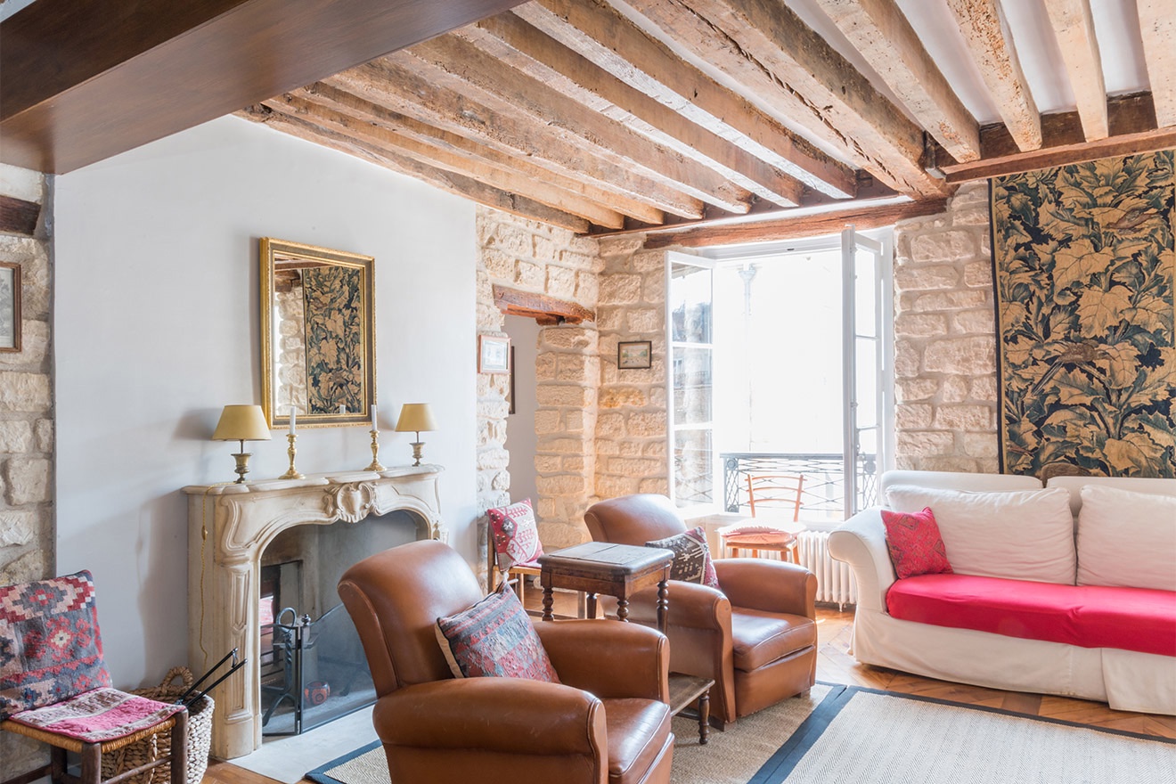 Choose this beautiful Parisian home for your holiday stay.