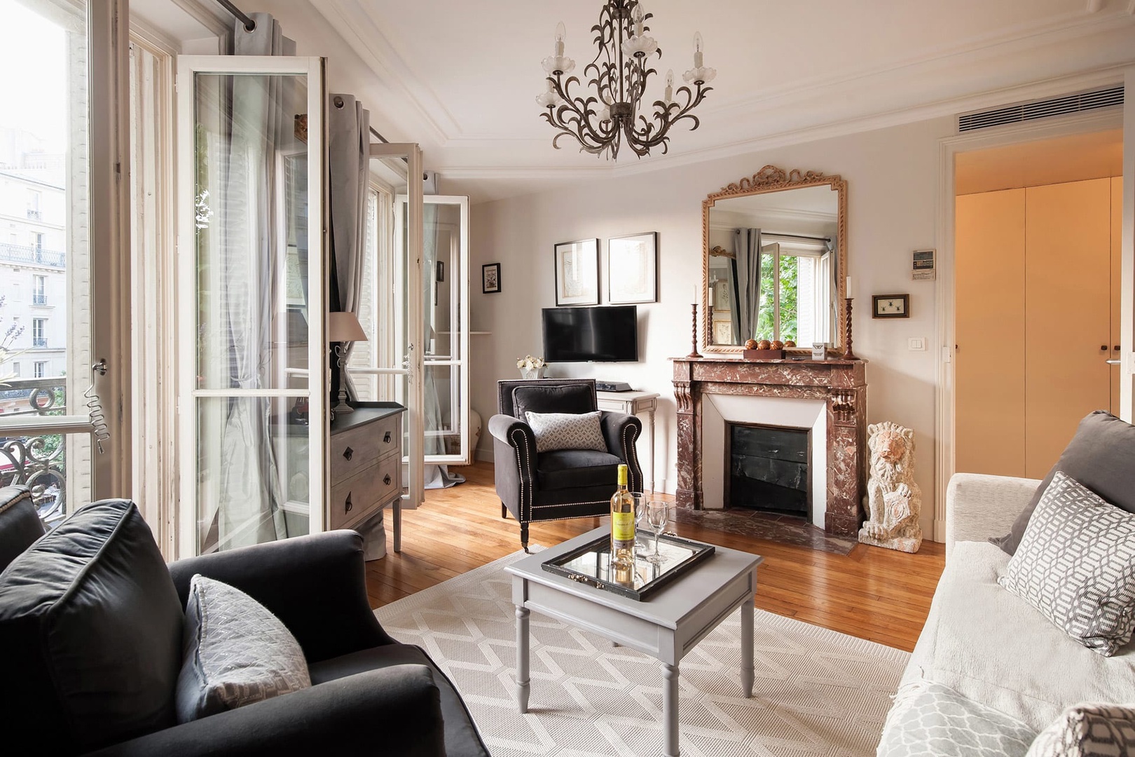 The living room is ultra-charming and truly Parisian!