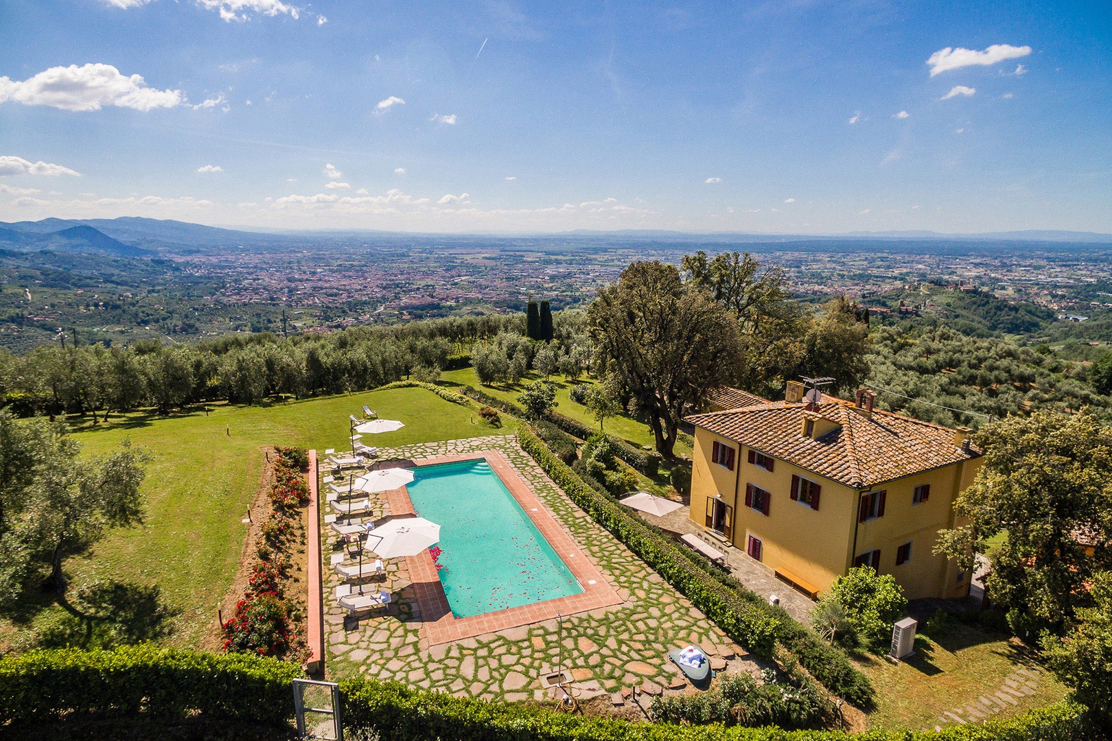 Panorama is a comfortable villa above the Val die Nievole, the Valley of the Mists.