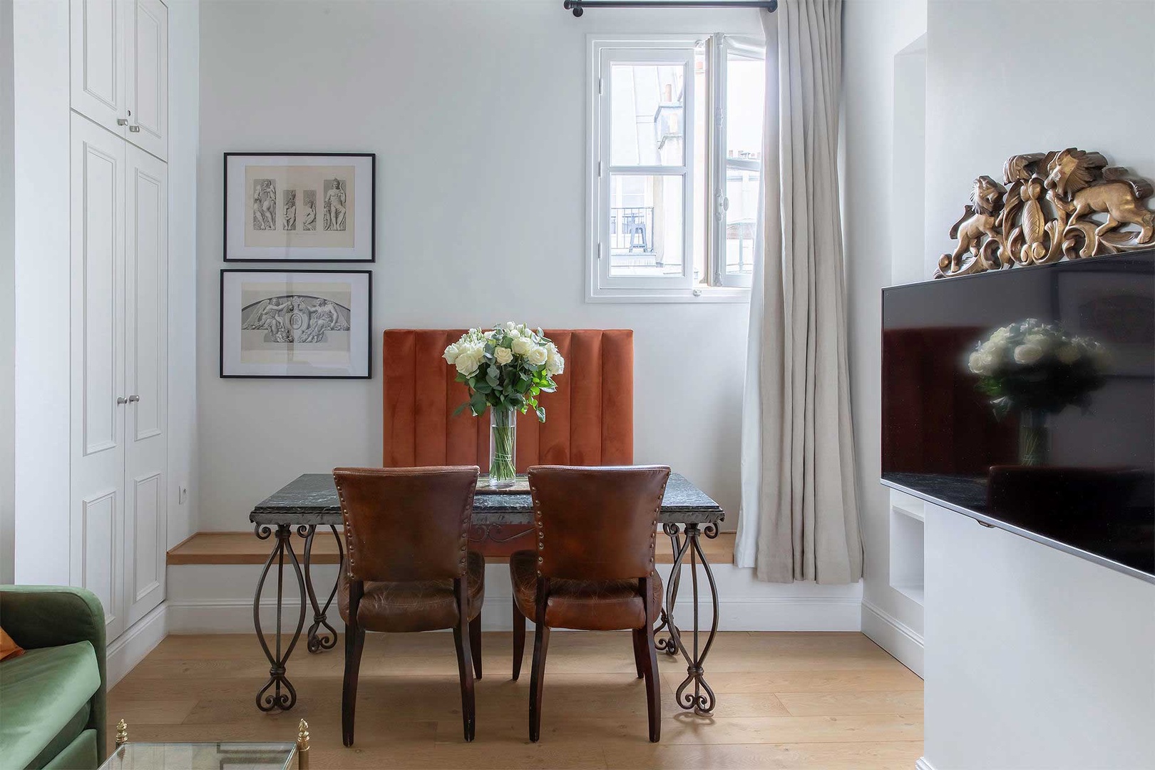 Dining area seats up to 4 with the plush bench.