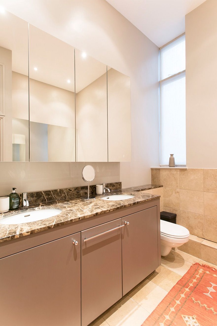 Tall mirrors and double sinks for effortless preparations