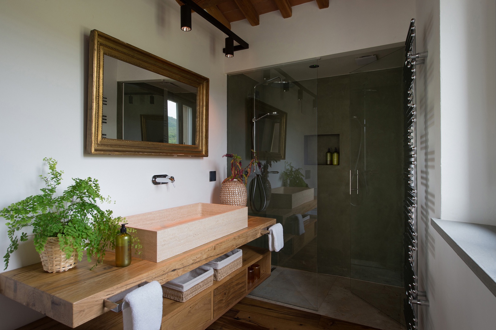 En suite bathroom 1 tranquil and serene