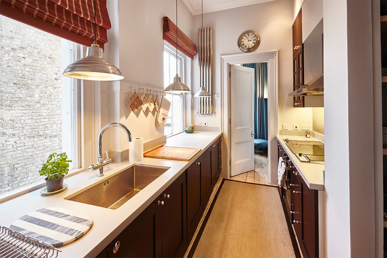 Fully equipped kitchen to prepare a traditional English meal