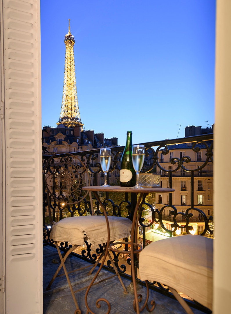 Enjoy romantic Parisian evenings on the balcony.