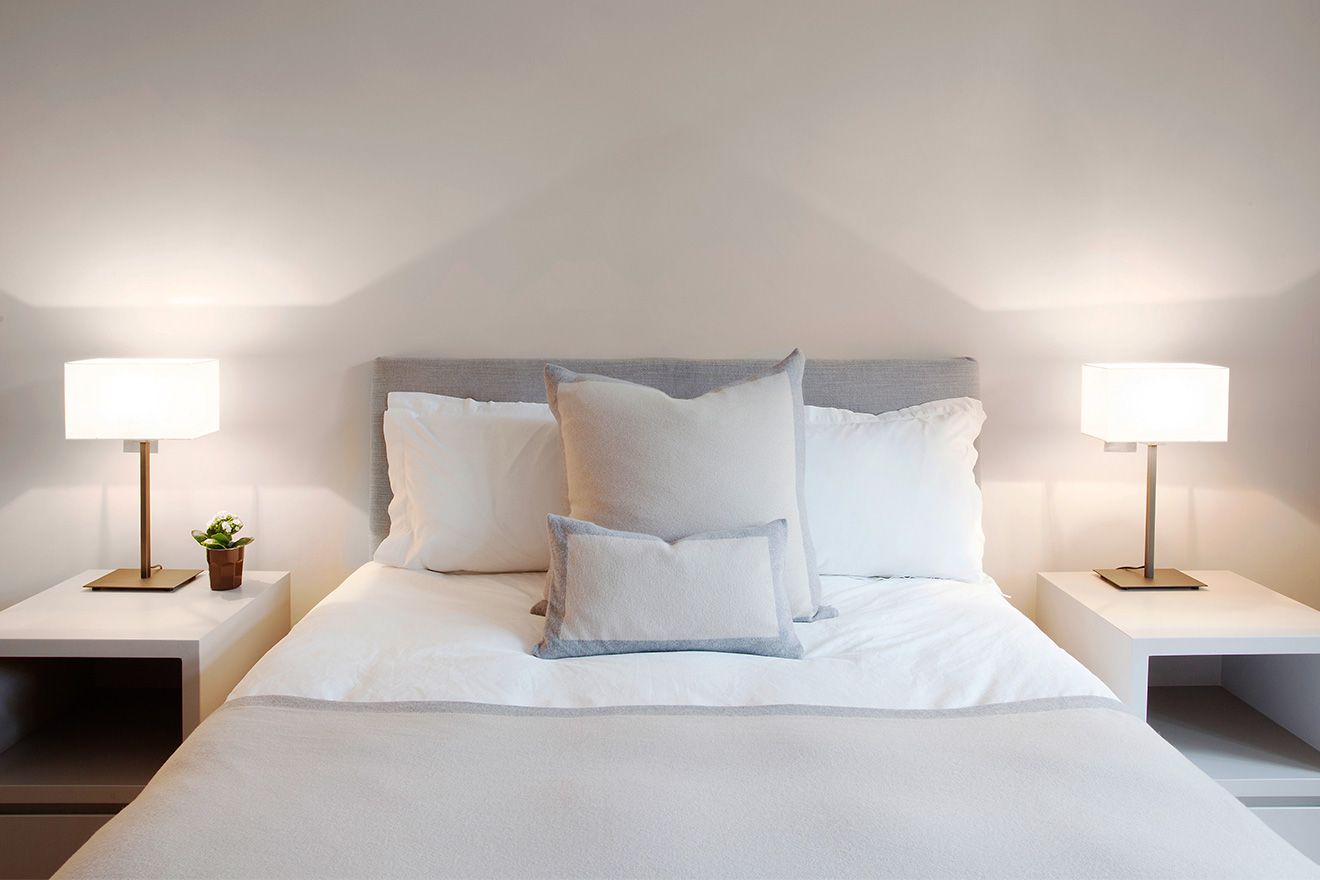 Read in bed thanks to the chic lamps on both bedside tables