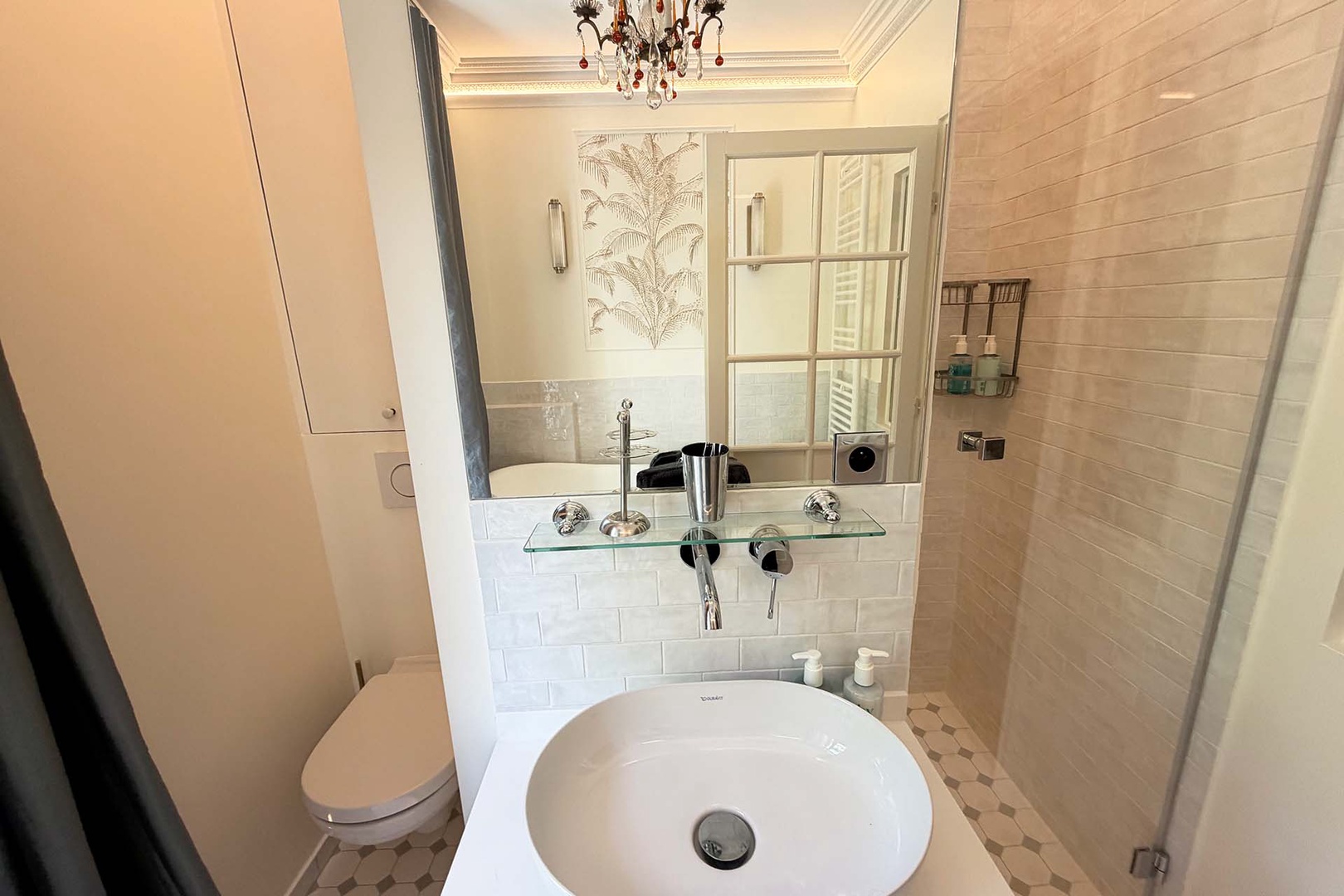 Full en suite bathroom in bedroom 1.