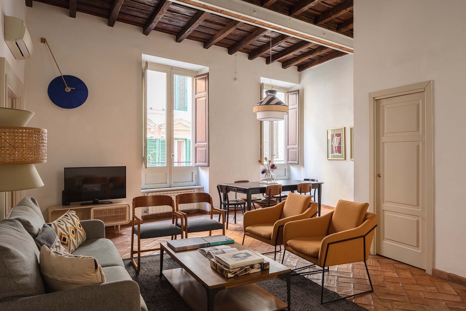 Welcome to the spacious Umberto apartment in the heart of Rome.