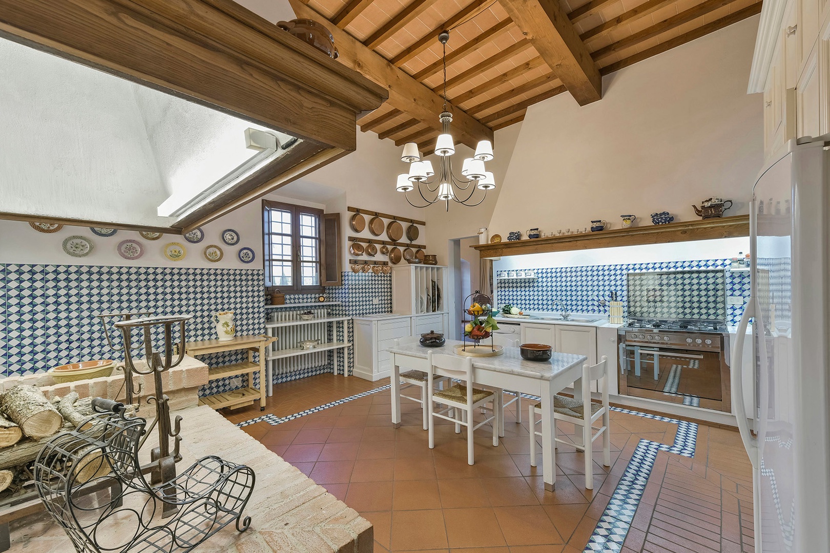 Beautiful fully-equipped kitchen with an original fireplace.