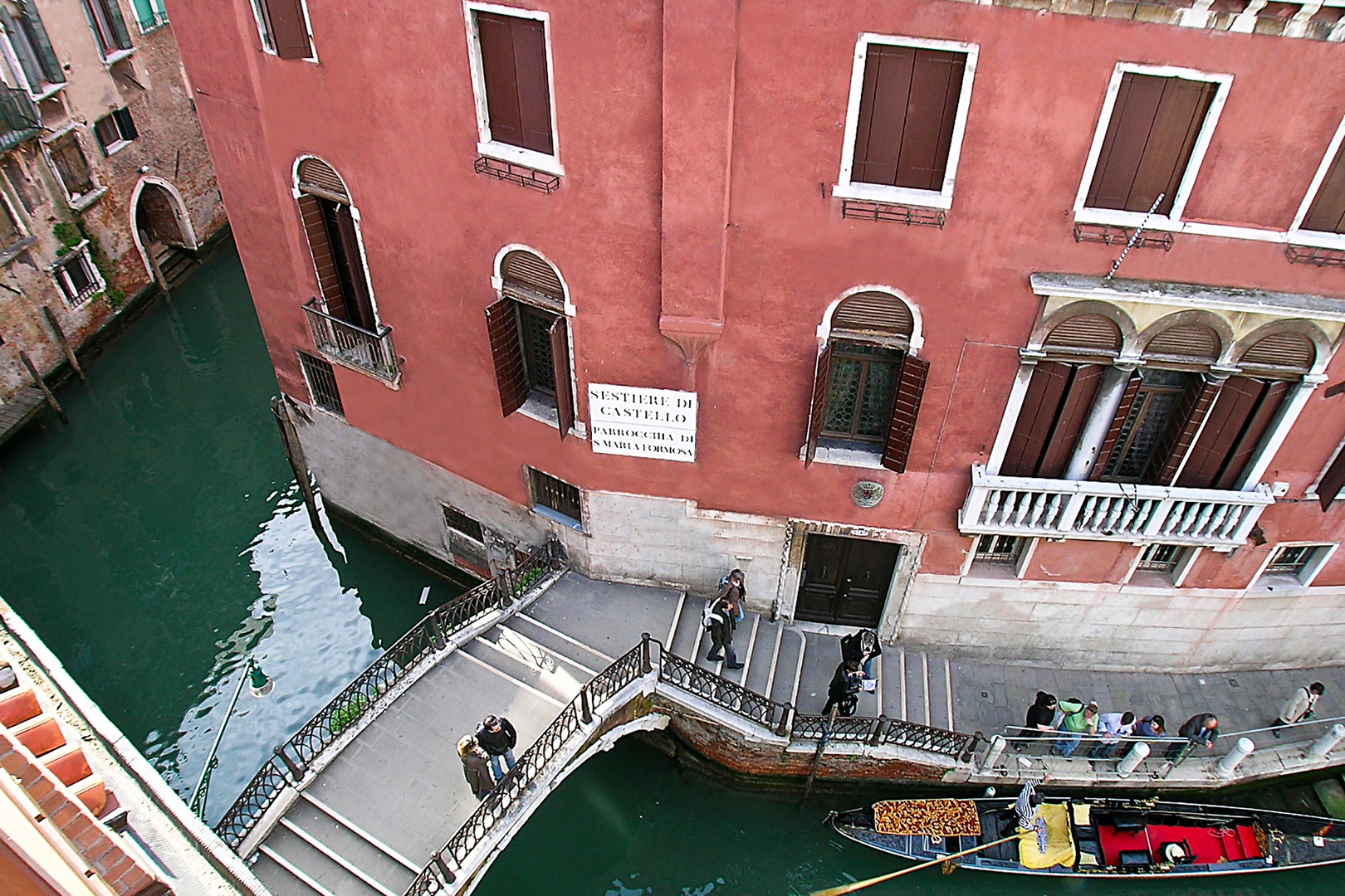 Serenata apartment offers very special canal views.