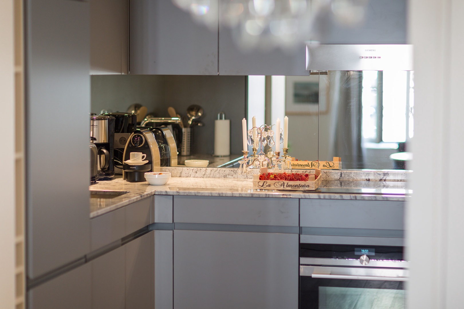The fully equipped kitchen has everything you need.