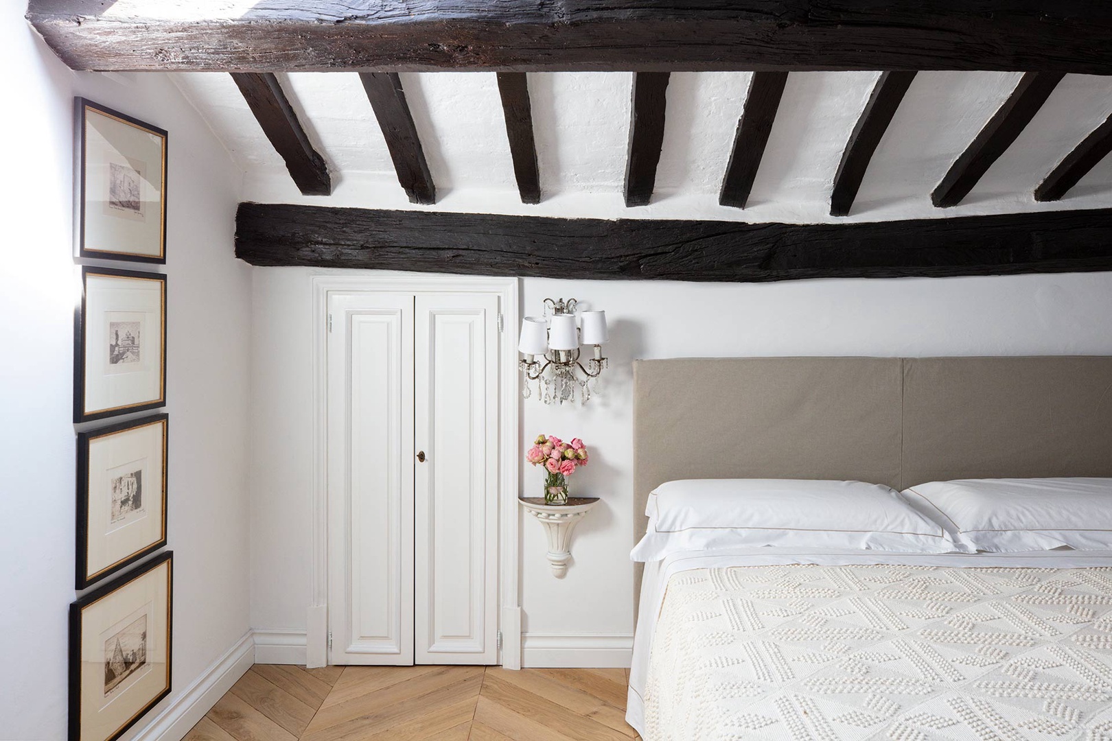 The rafters over the bed create an intimate and cozy atmosphere.