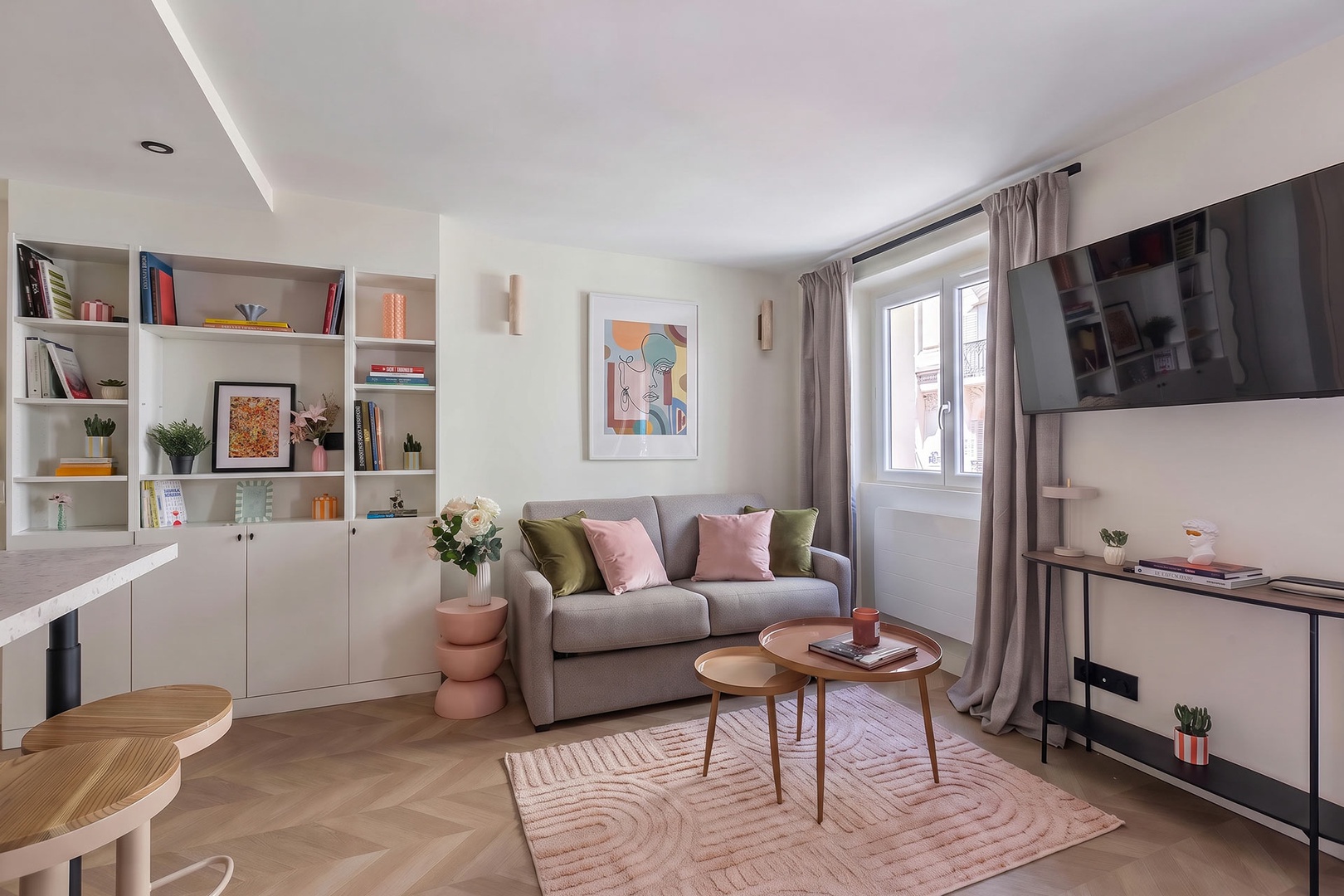 A smartly designed space with an ideal Left Bank location.
