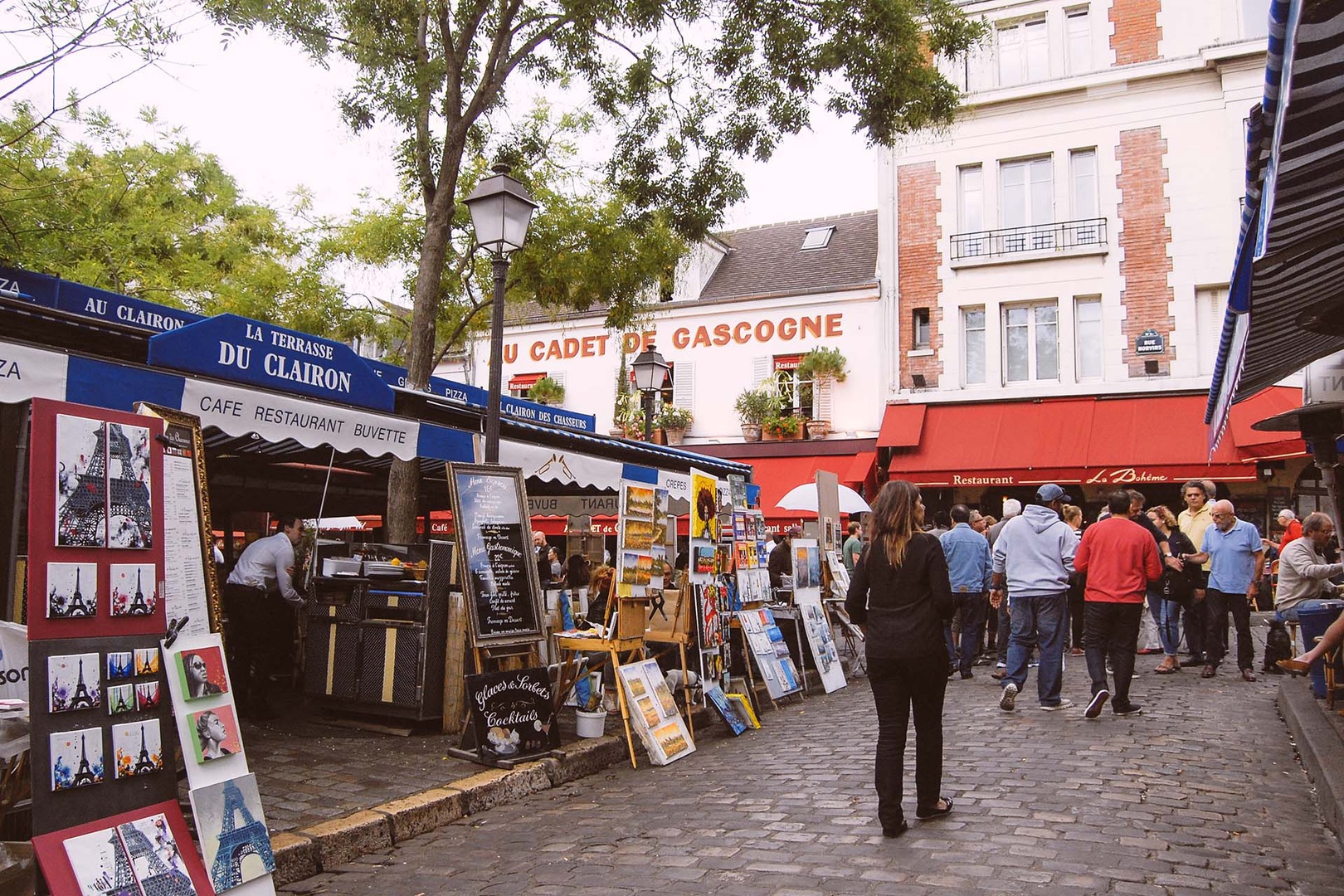Artists continue the local tradition painting in Place du Tertre.
