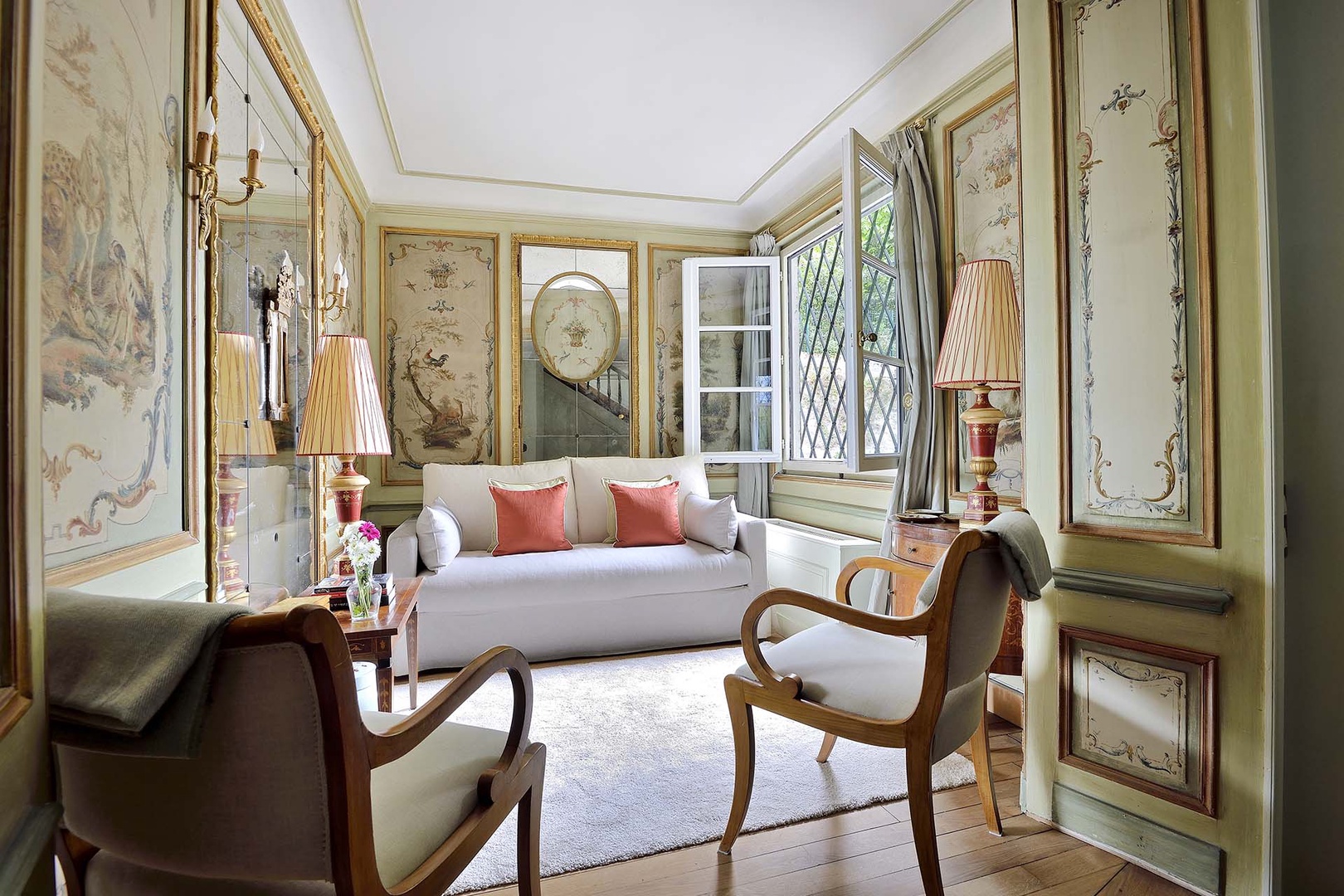 Welcome to the romantic Rose de Loire in Montmarte.