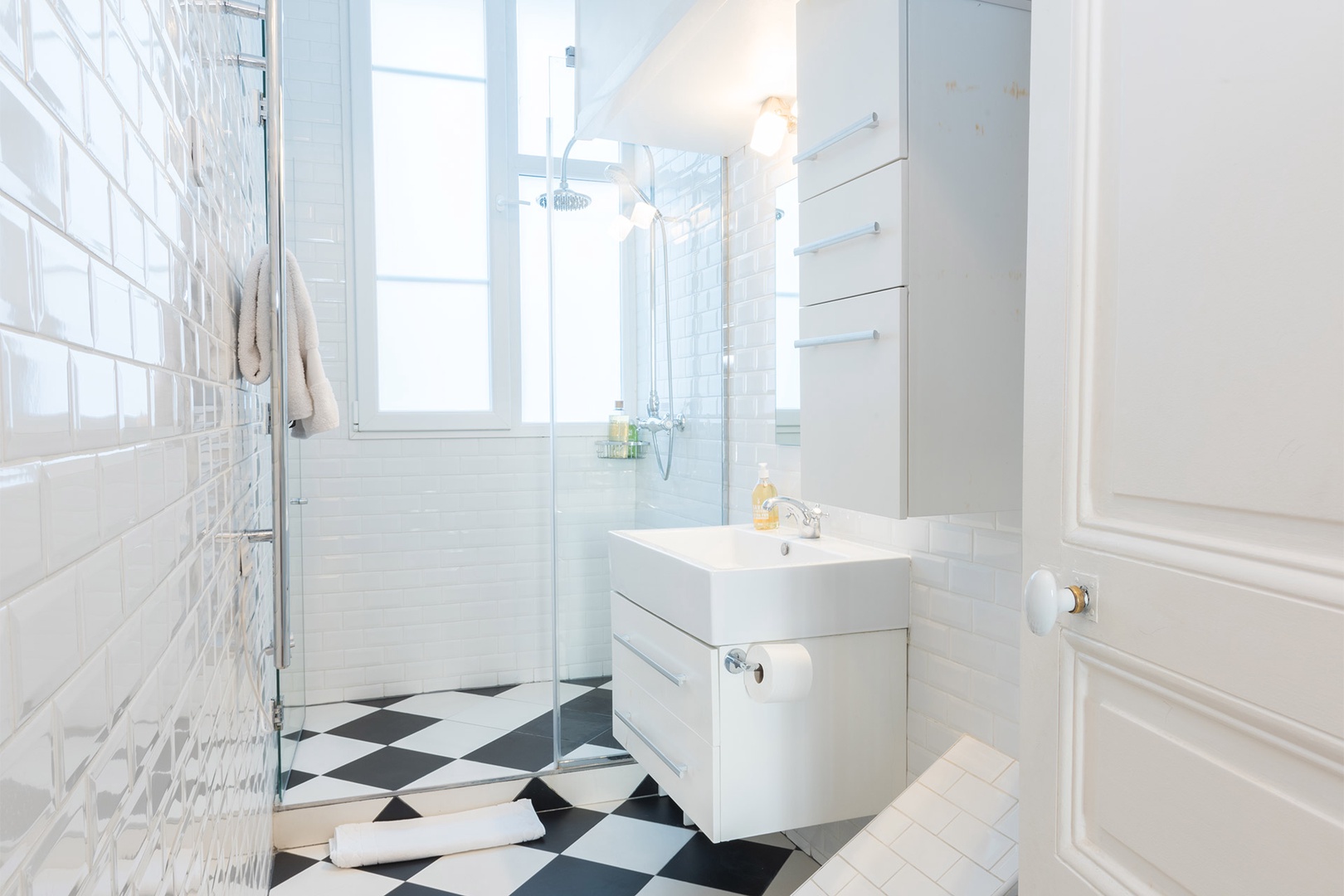 Start your day with a shower in this lovely and bright bathroom!