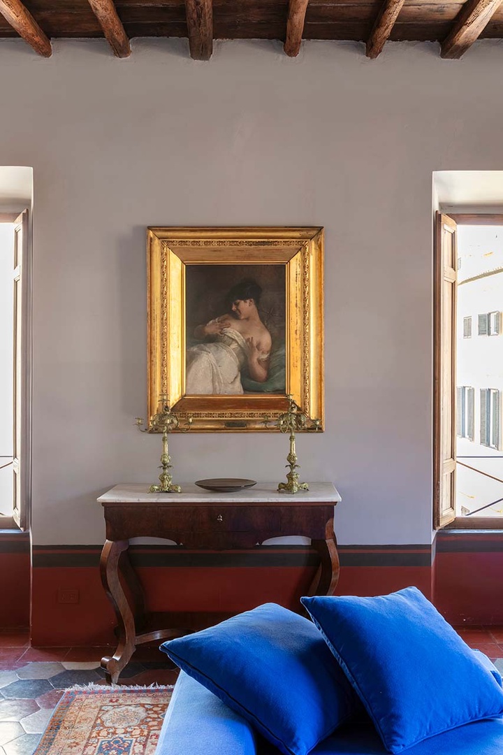 Beautiful antiques and fine paintings from the owner's ancestral home in Puglia.