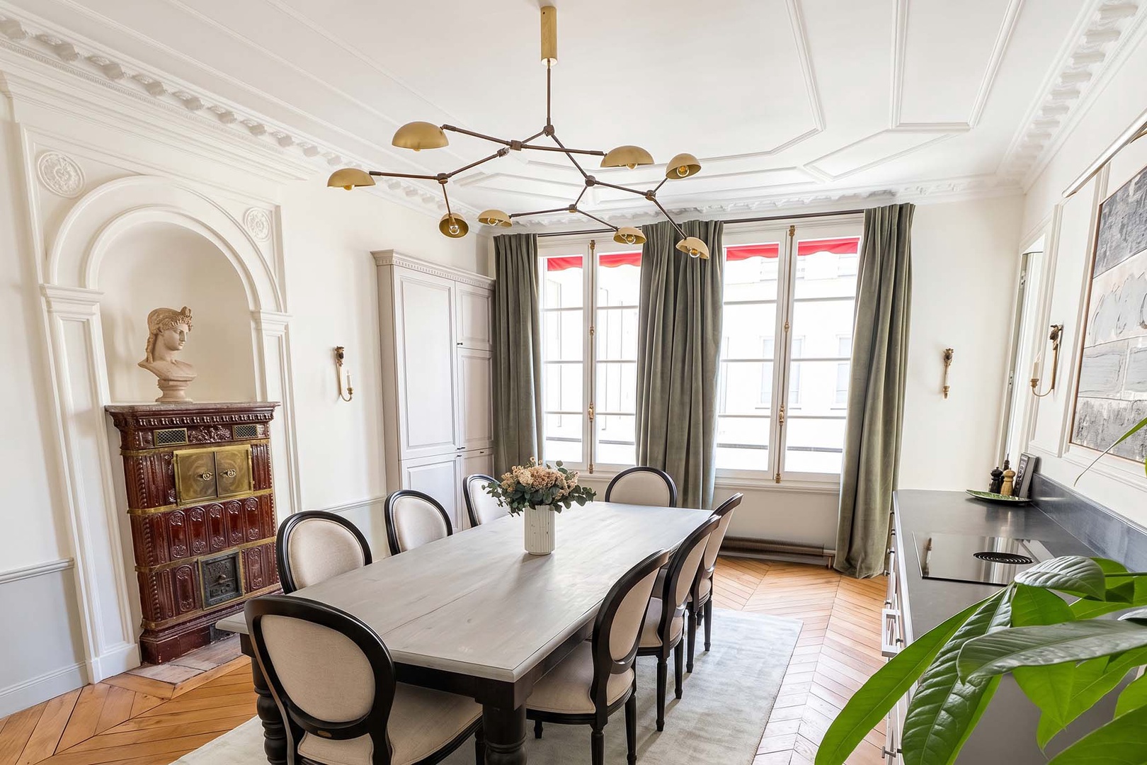 Gorgeous dining table in the open plan kitchen.