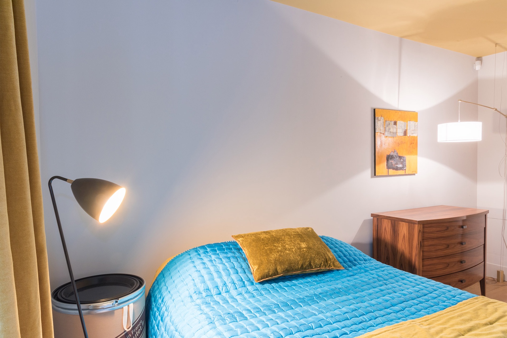 Bright contrasting colors in bedroom 3