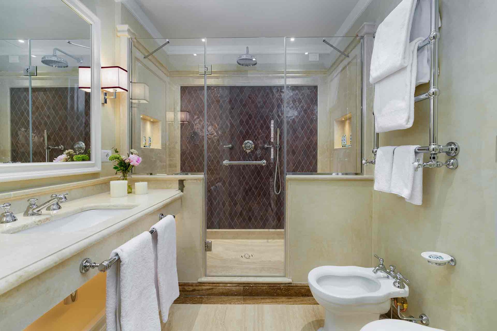 Elegant en suite bathroom 1 in bedroom 1.