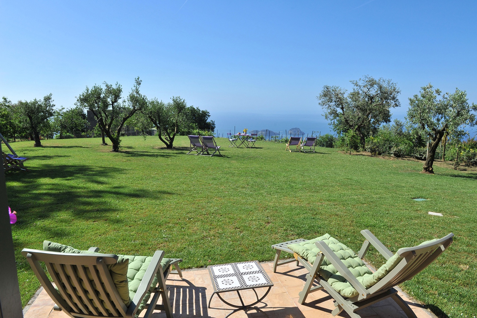 Relax and enjoy the Sorrento sunshine and water views at Vista Flora.