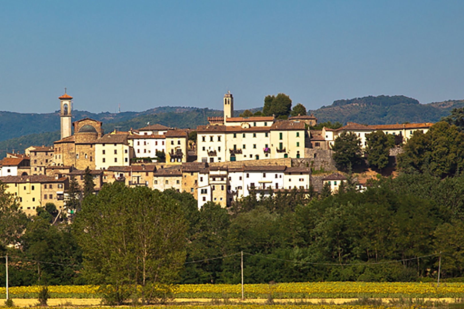 The village of Monterchi is just 2 miles away, with shops, grocery store and restaurants.