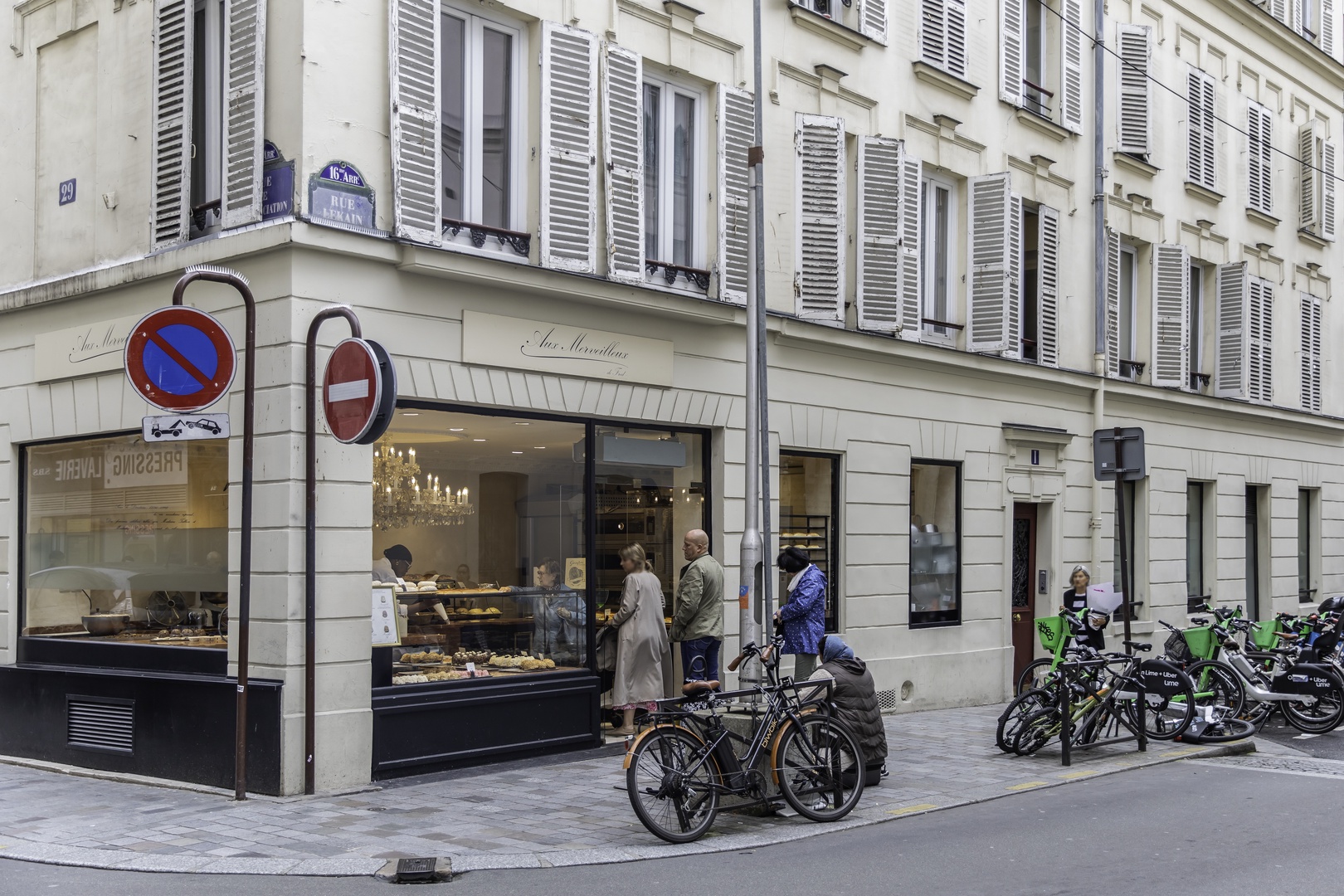 Aux Merveilloux famous cake and patisserie shop nearby.