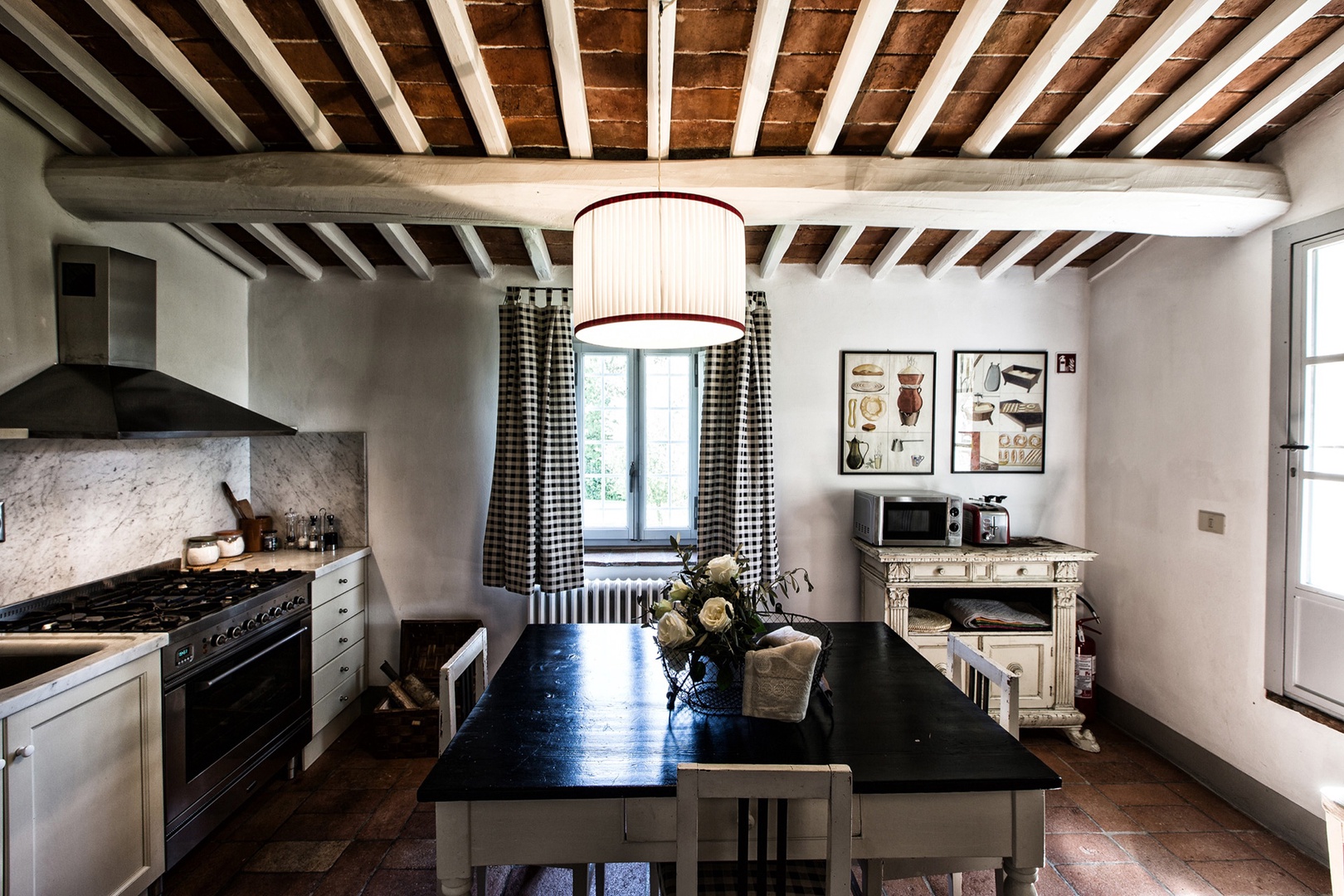 Fully equipped country kitchen.