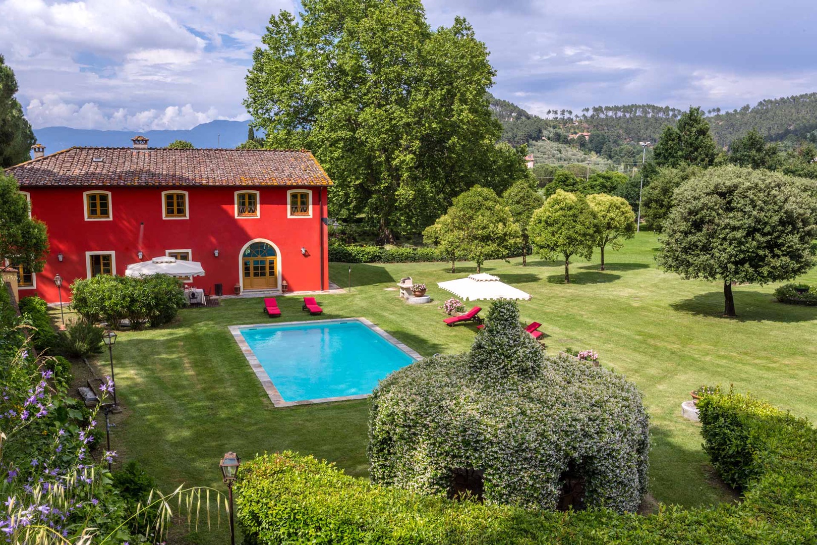 Beautiful Tuscan farmhouse with modern conveniences