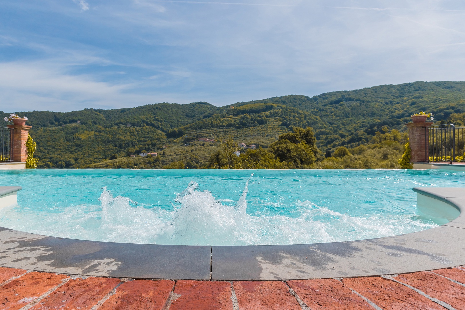 Don't you just want to slip in and enjoy this jacuzzi.