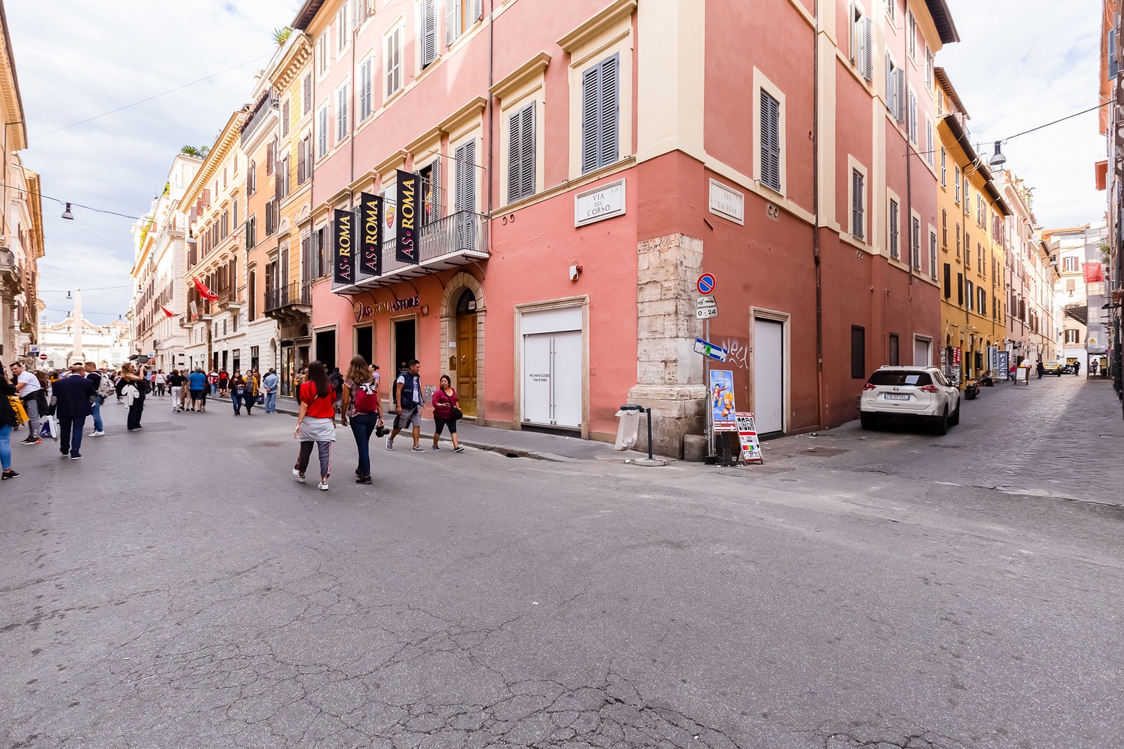 Nearby Via del Corso leads to Piazza del Popolo.