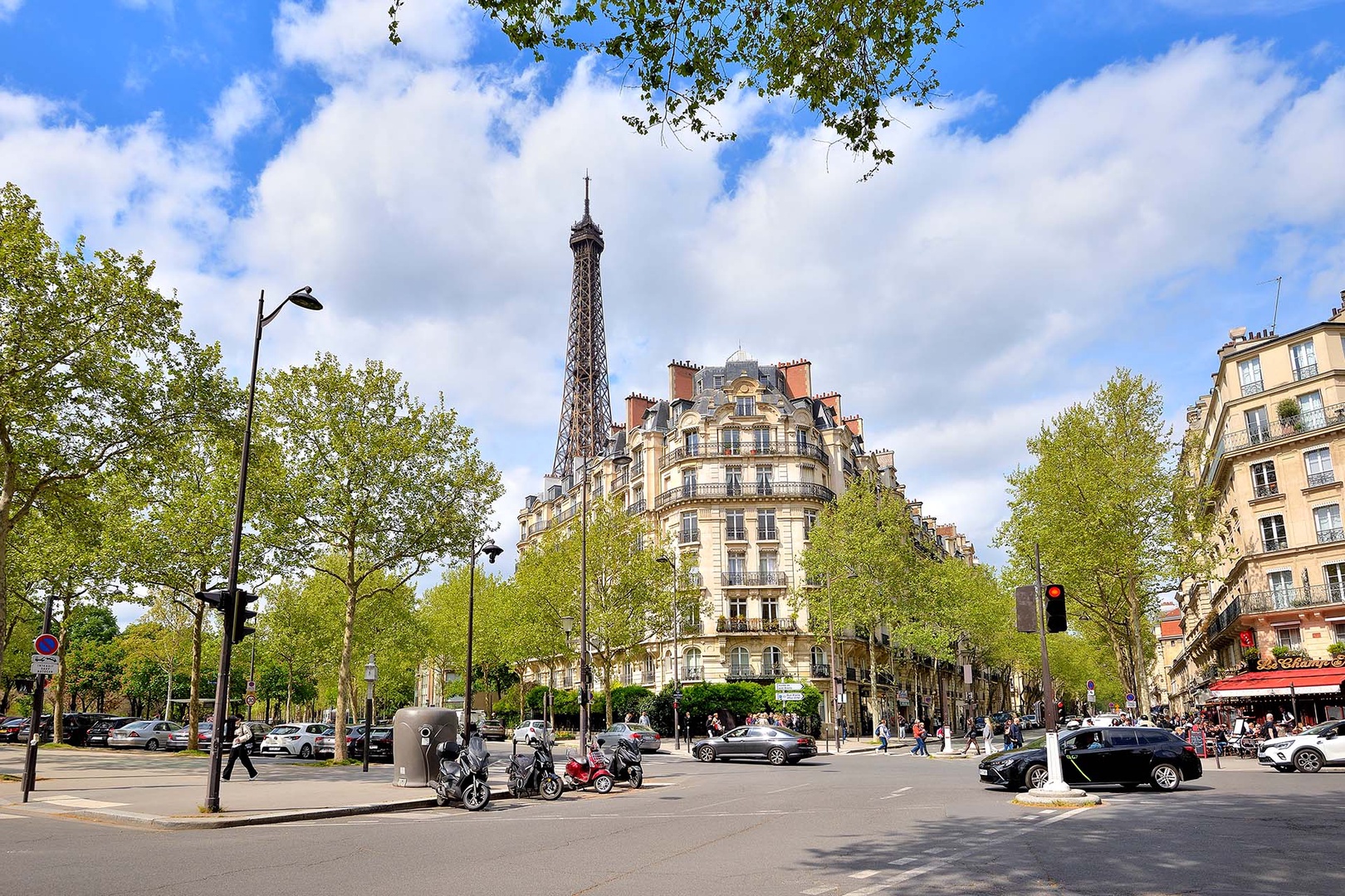 Step outside to explore the charming 7th arrondissement!
