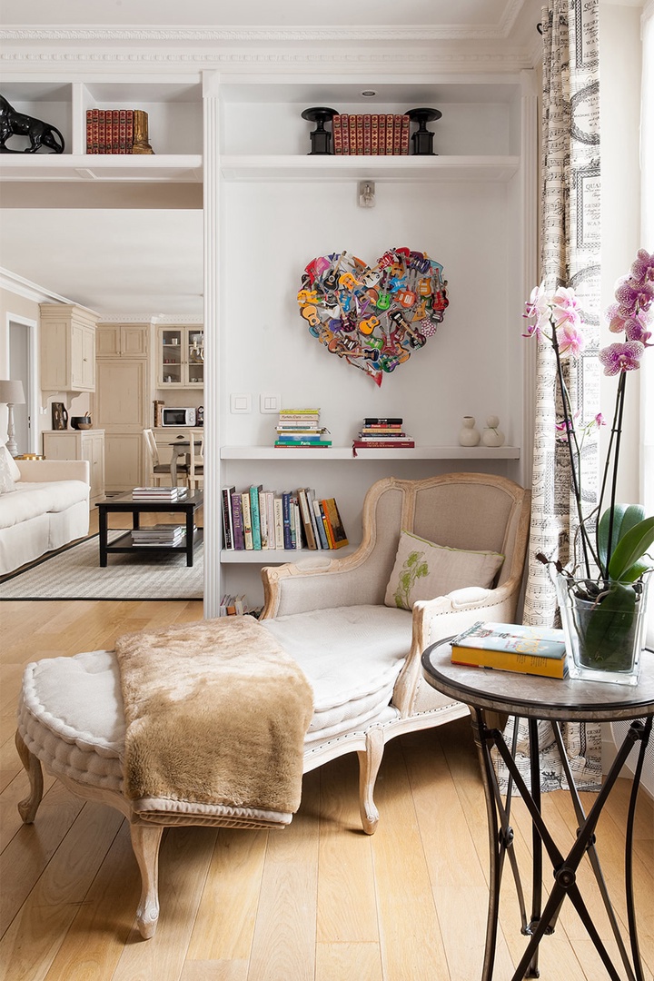 Lounge in style in this antique chair!