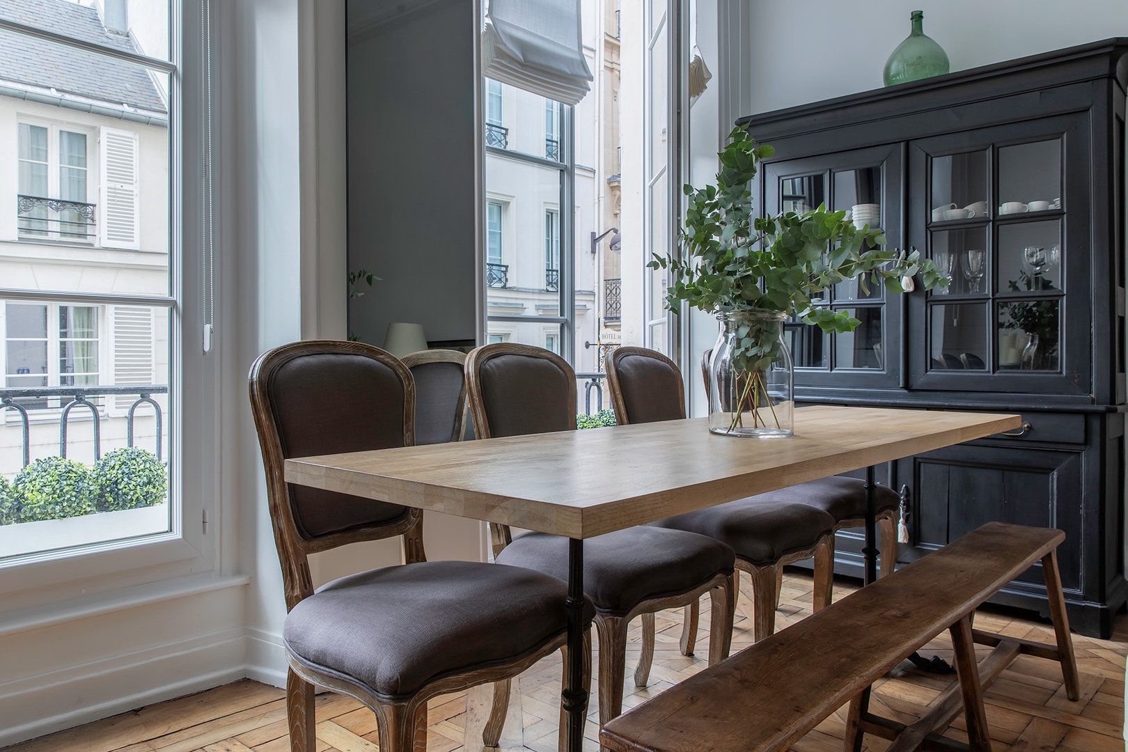 Dine with a charming Parisian view in the open-plan living room.