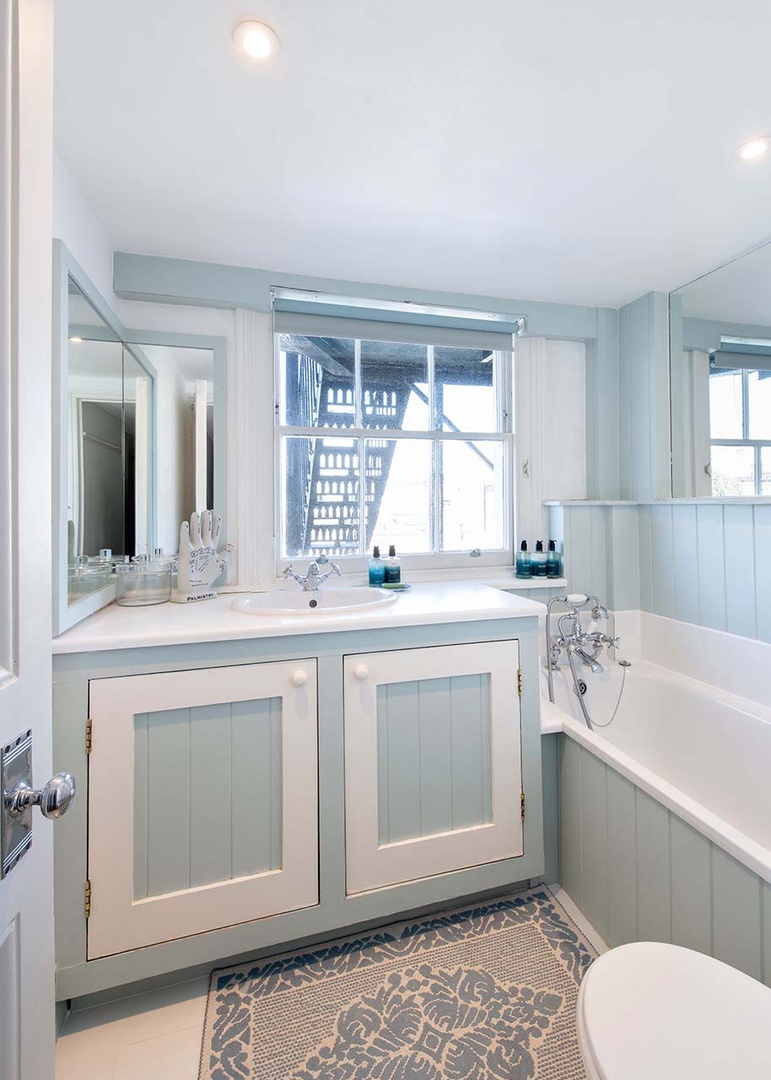 Bathroom 3 with bathtub, sink and toilet.