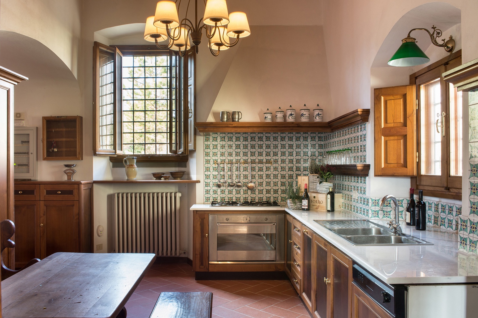 Fully equipped kitchen with dishwasher.