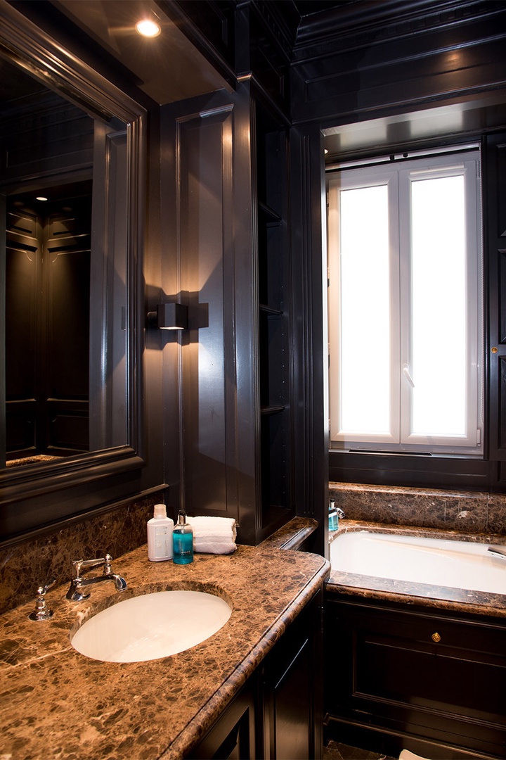 The large mirror in bathroom 1 makes mornings a breeze!