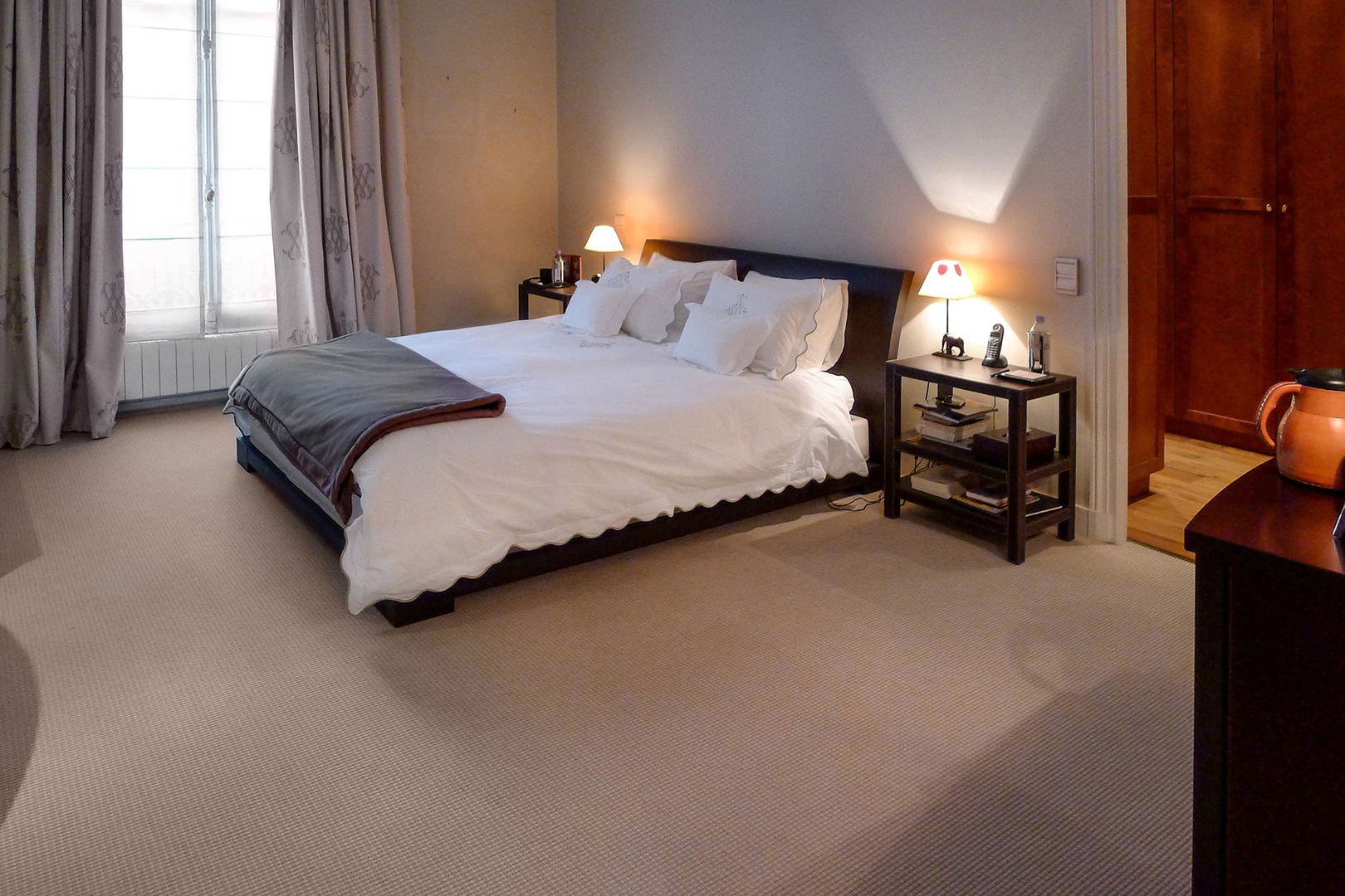 The spacious bedroom 1 has an exquisite en suite bathroom.