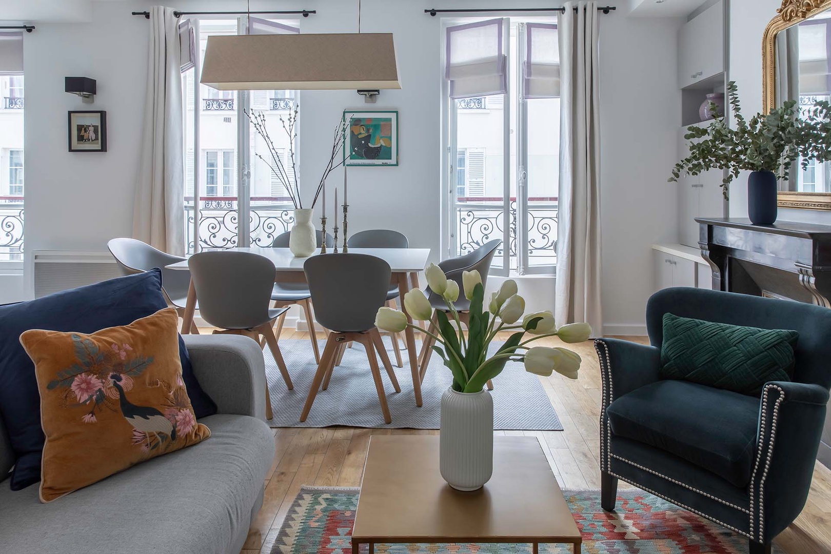 Large windows let in lots of light into the apartment.