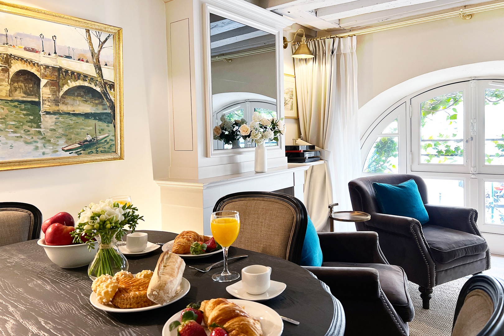 The dining area overlooks the charming Place Dauphine.
