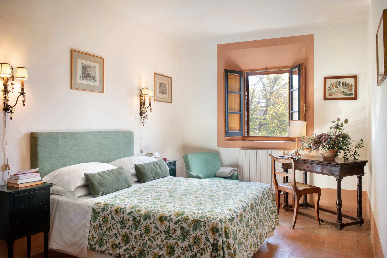 Bright and airy bedroom 2. Window provide comfortable southern sunlight.