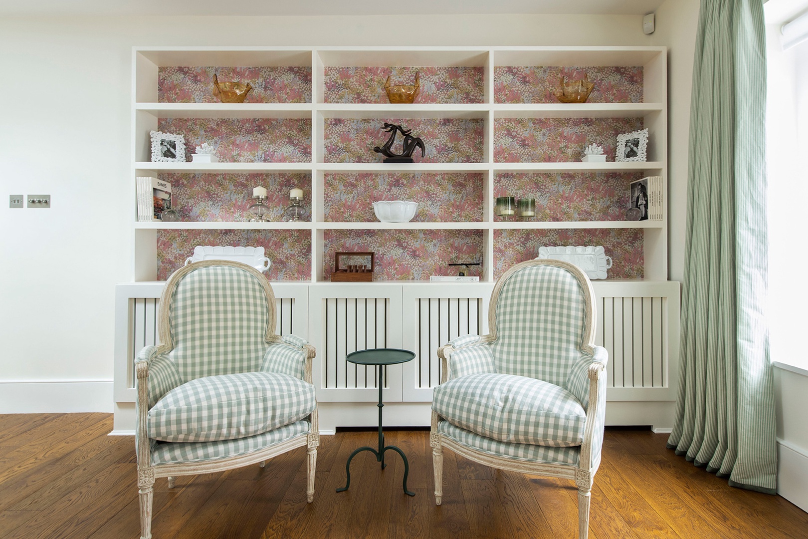 Sitting area with two armchairs in the living room.