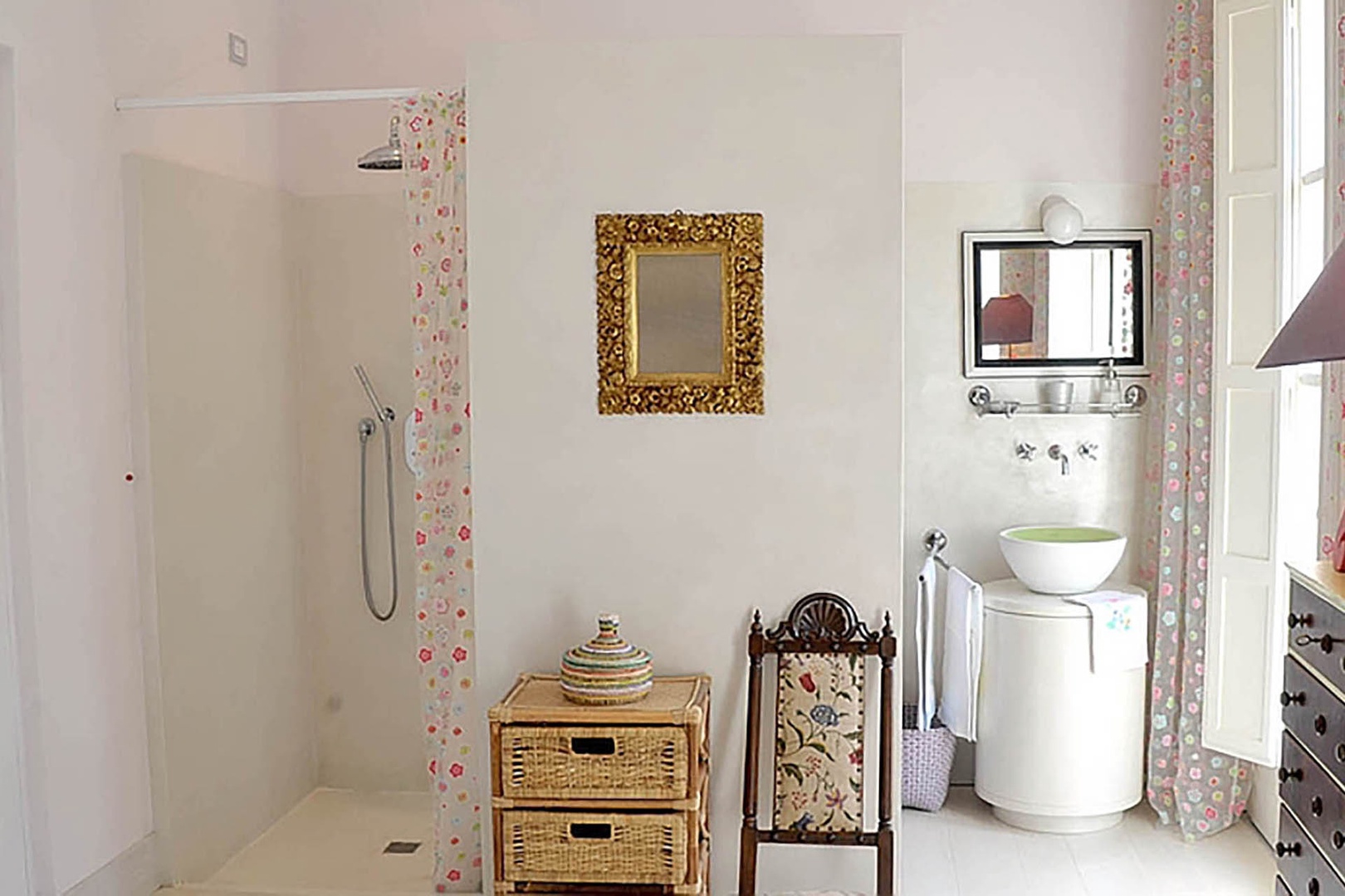 Bathroom 4 en suite to bedroom 4.