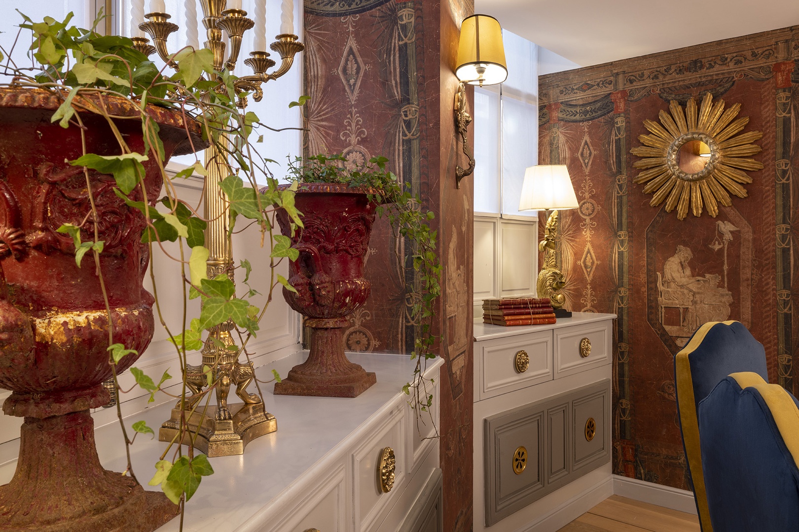 Classical decorative urns complement the dining room decor.