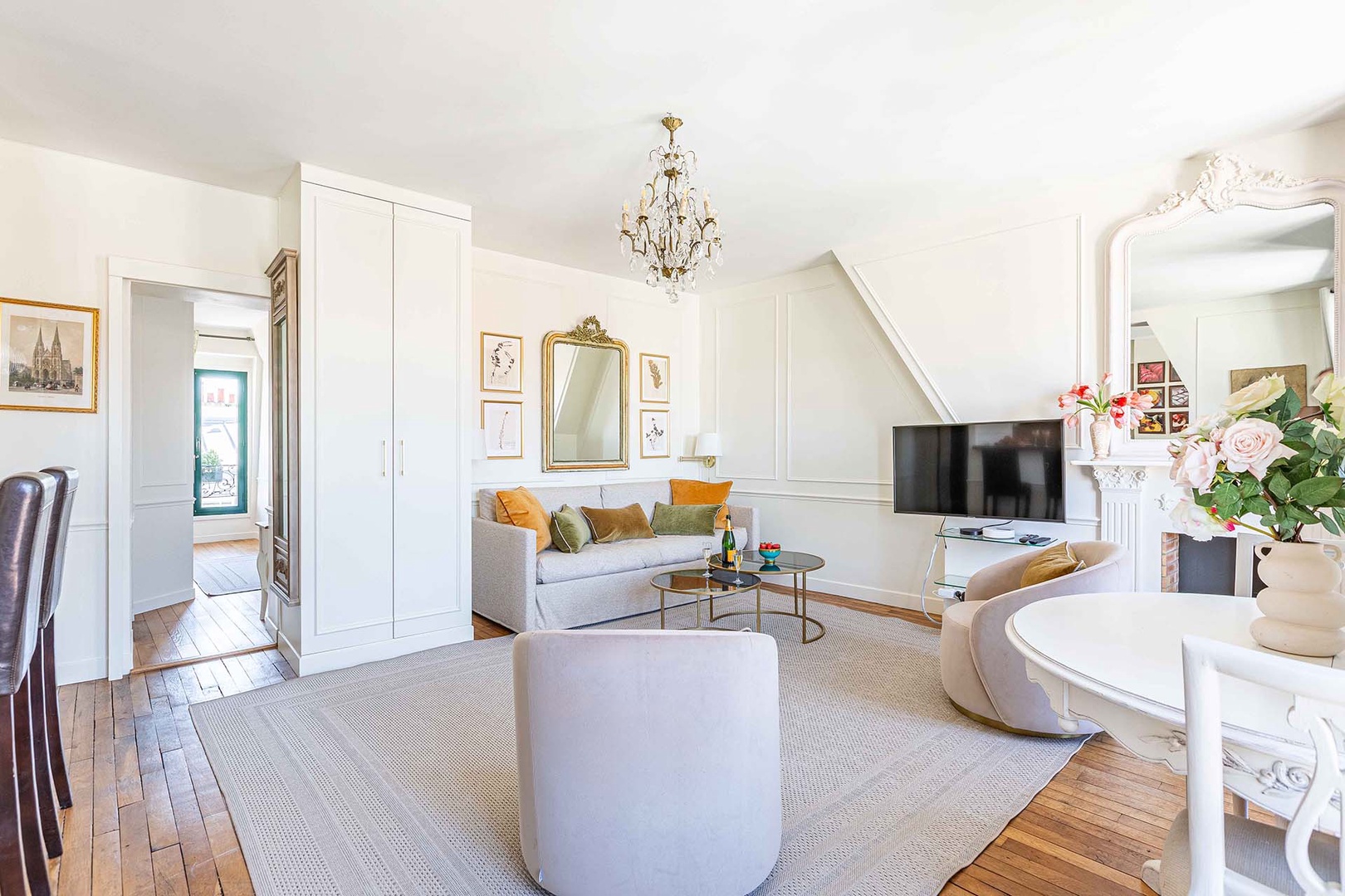 This compact apartment accommodates up to four people.