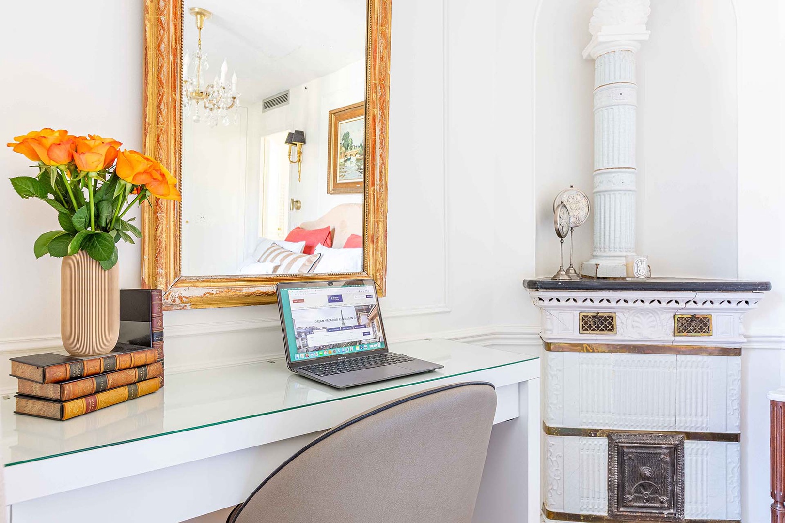 Built-in workspace in bedroom 1.