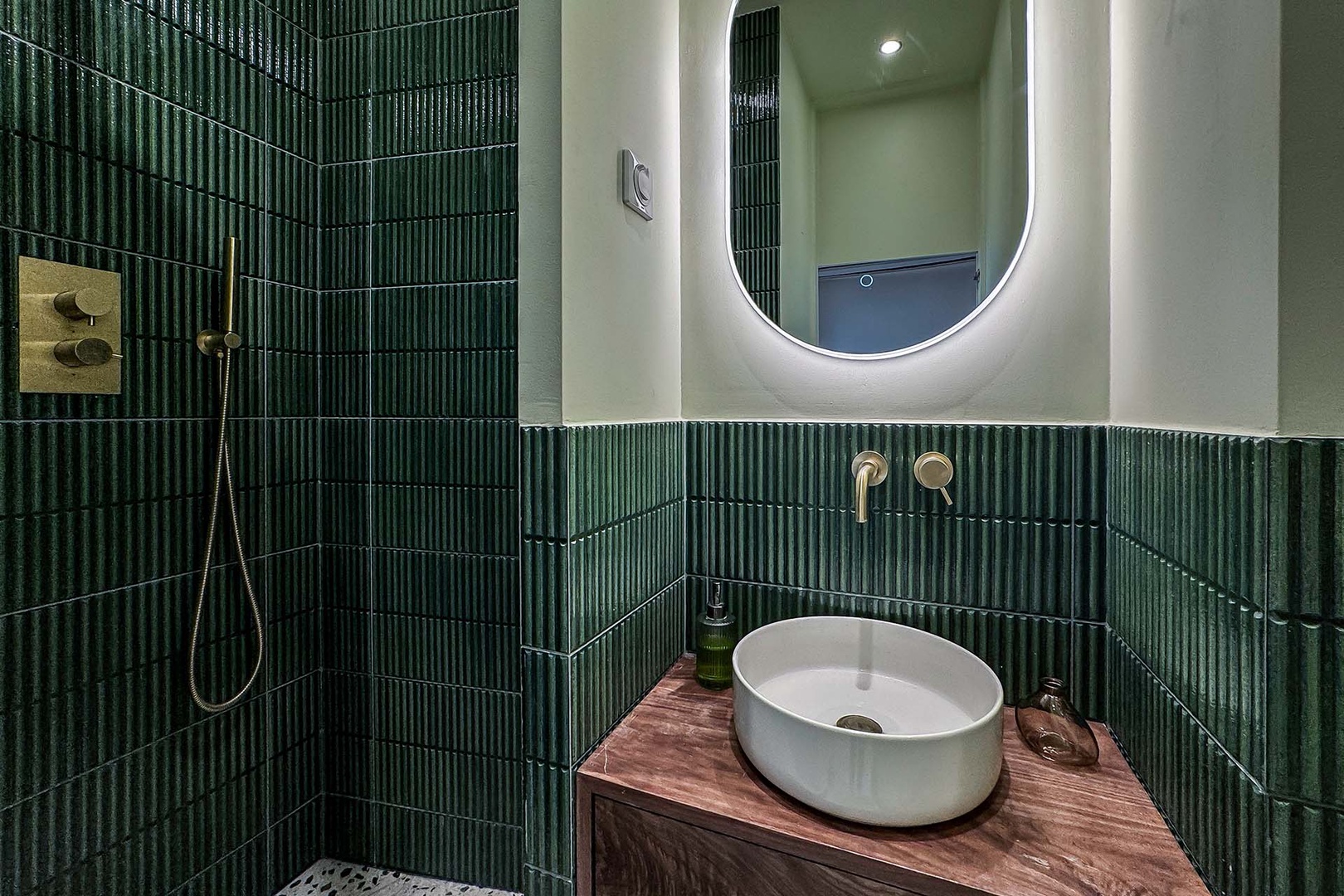 Gorgeous tiled bathroom en suite to the bedroom.